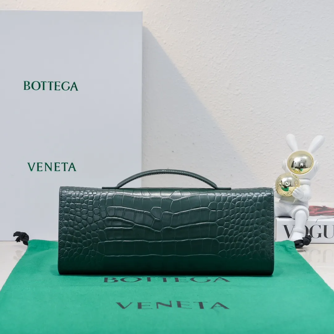 Batch 1420 Bottega Veneta Fall in love with Andiamo at first sight, new design, natural Nile rare leather crocodile pattern complex handbag, a model handbag for women, no need for color cover, no emotional camouflage, immersive depth and excitement, the classic element KNOT knot is inspired, modernist aesthetics and jewelry field craftsmanship reinterpret the knot element, bringing a clutch full of modern texture and elegant and quiet lady spirit. Style number: 1511 Size: 31*13*3cm